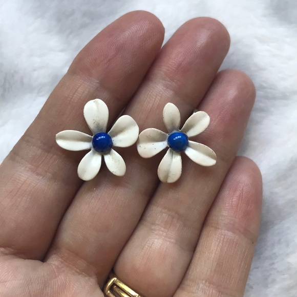 ADORABLE Vintage clip on flower earrings - Picture 2 of 3